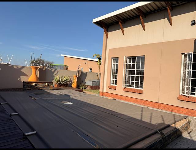 3 BEDROOM TOWNHOUSE FOR SALE IN WATERVAL EAST